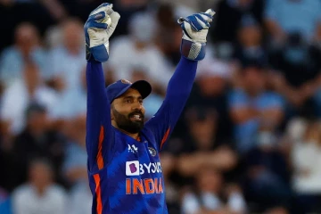 டி20 உலக கோப்பையில் படுதோல்வியுடன் வெளியேறிய இந்தியா! இனி தினேஷ் கார்த்திக் நிலை என்ன?