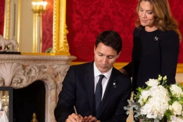 மகாராணியாரின் இறுதிச்சடங்குக்கு சென்ற இடத்தில் கனேடிய பிரதமர் செய்த செயலால் சர்ச்சை