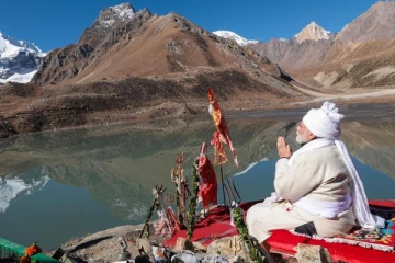 ரூ.4 ஆயிரம் கோடி மதிப்பிலான திட்டம் - பனி சிகரங்களில் பாரம்பரிய உடையில் பிரதமர் மோடி!