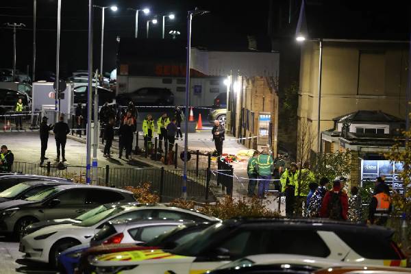 லண்டன் இரயிலில் கோர சம்பவம்... உயிருக்கு போராடும் பலர்: சிக்கிய இருவர் | Huntingdon Stabbing 9 Fighting For Life