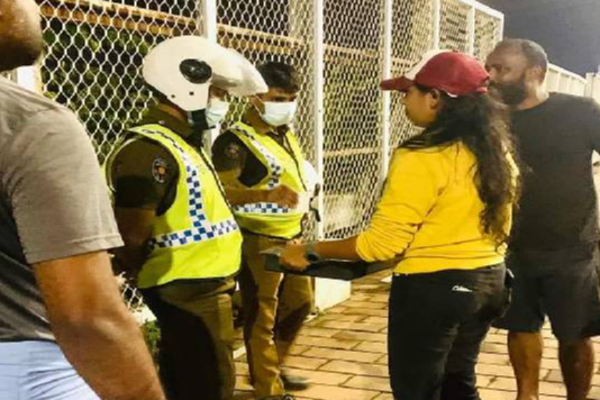 காலிமுகத்திடலில் போராட்டக்காரர்கள் மற்றும் பொலிஸார் இடையே இடம்பெற்ற நெகிழ்ச்சி சம்பவம் | Flexibility Incident Between Protesters And Police காலிமுகத்திடலில் போராட்டக்காரர்கள் மற்றும் பொலிஸார் இடையே இடம்பெற்ற நெகிழ்ச்சி சம்பவம் | Flexibility Incident Between Protesters And Police