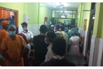 பெண் அதிகாரியை தடுத்து வைத்து பரபரப்பை ஏற்படுத்திய சுகாதார ஊழியர்கள்