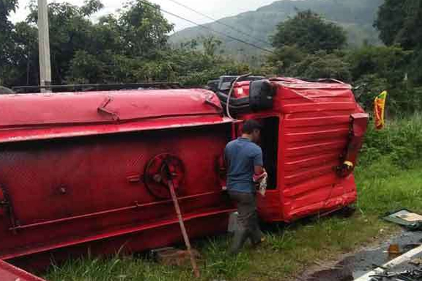பௌசர் கவிழ்ந்ததில் வீணான 4000 லீற்றர் டீசல் | 4000 Liters Of Diesel Exhaust In Bowser Overturn