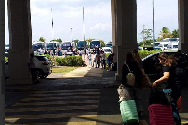 மத்தள விமான நிலையத்தில் சுற்றுலா பயணிகளுடன் தரையிறங்கிய விமானம் | Tourists Return From Mattala மத்தள விமான நிலையத்தில் சுற்றுலா பயணிகளுடன் தரையிறங்கிய விமானம் | Tourists Return From Mattala