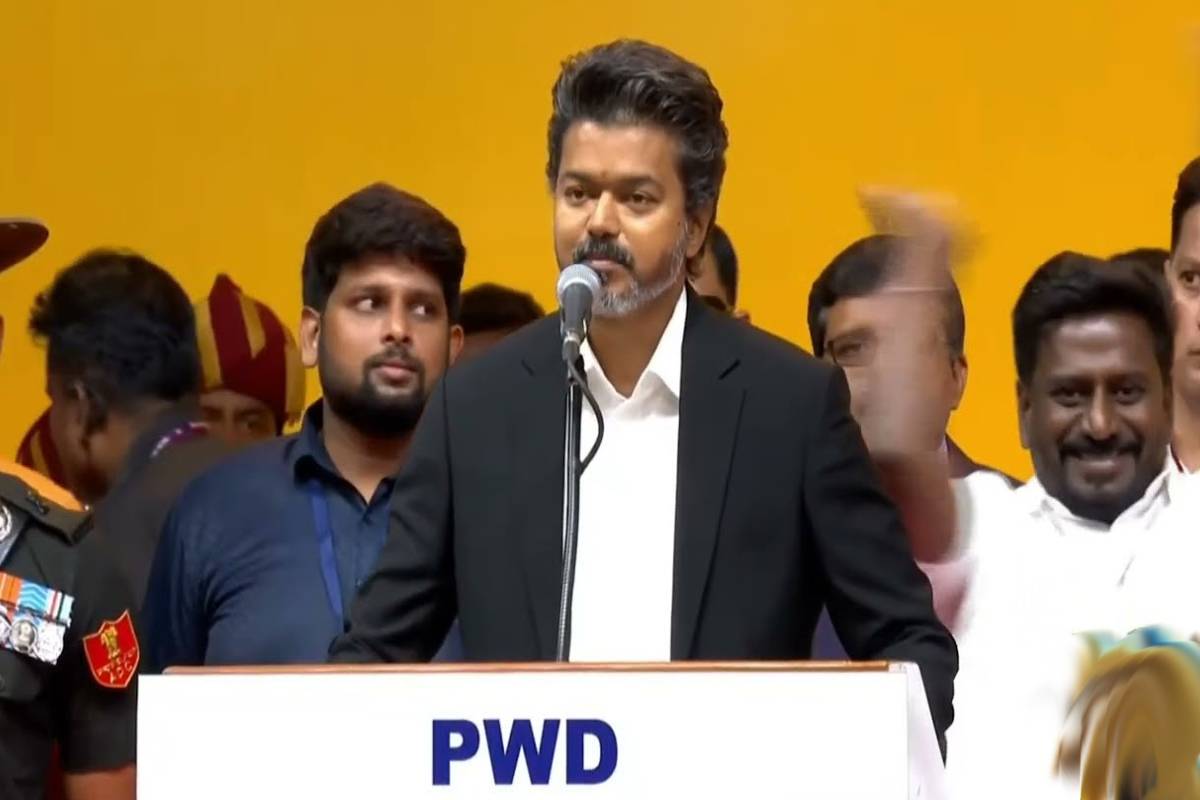பதவியேற்பு மேடையில் விஜய் செய்த நெகிழ்ச்சி செயல் - படு வைரலாகும் காணொளி | Vijay Lifts The Table At The Cm Stage Viral Video