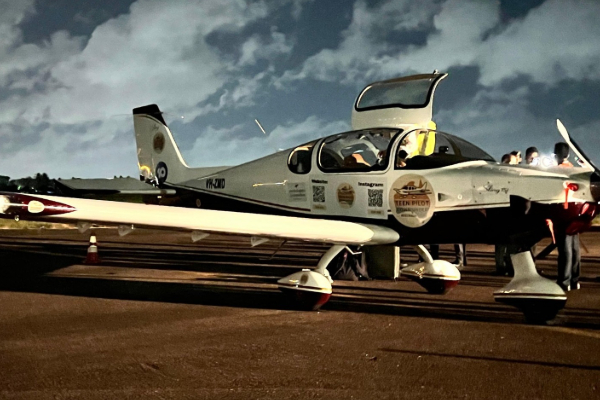 15 வயதில் உலகை சுற்றும் இளம் விமானி; இலங்கைக்கு வருகை! | 15 Th Old Australian Pilot Visit Srilanka