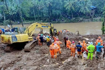 மொத்தமாக ஆற்றில் சரிந்த குடியிருப்பு: கேரளாவை புரட்டியெடுக்கும் கனமழை, நிலச்சரிவு