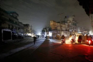 பிரதமர் எடுத்த முடிவால் இருளில் மூழ்கிய பாகிஸ்தான்! 220 மில்லியன் மக்கள் பாதிப்பு