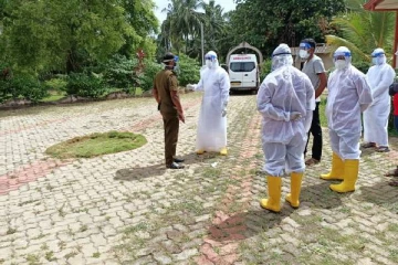 வீட்டில் திடீரென மரணமடைந்த தம்பதியினருக்கு கோவிட் தொற்று