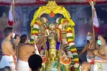 திருப்பதி ஏழுமலையான் கோயிலில் தங்க கருட வாகனத்தில் மலையப்ப சுவாமி வீதி உலா