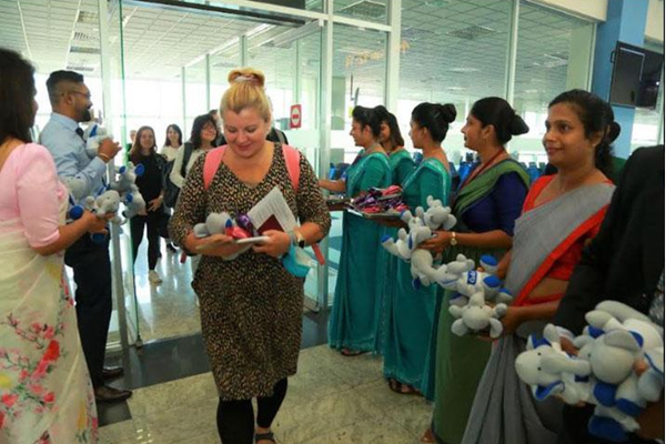 கட்டுநாயக்காவில் தரையிறங்கிய விமானத்திற்கு மகத்தான வரவேற்பு (படங்கள்) | Welcome For The Plane That Landed At Katunayake