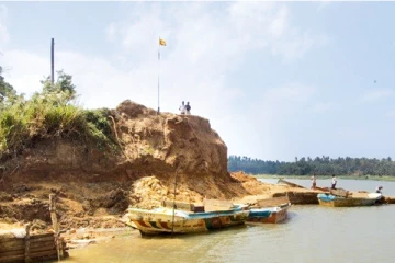 சட்டவிரோதமாக ஆற்று மணலை கனரக வாகனத்தில் ஏற்றிய இருவர் கைது