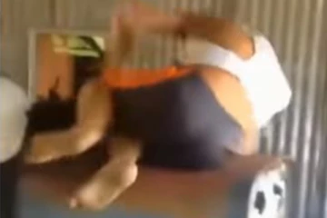 தொல்லை கொடுத்த இளைஞரை அடுத்த நொடியே ஓட விட்டு பலி வாங்கிய கோழி....  பதற வைத்த காட்சி