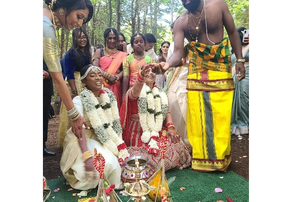 அம்மி மிதித்து, அருந்ததி பார்த்து தாலிகட்டிய தமிழ் ஜோடி! கனடாவில் நடந்த விசித்திர திருமணத்தால் தமிழர்கள்  பேரதிர்ச்சி | Canada Two Tamil Girls Getting Married Tradition