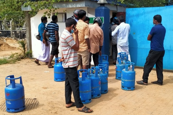நாட்டின் பல பகுதிகளில் எரிவாயு தட்டுப்பாடு: நீண்ட வரிசையில் காத்திருக்கும் மக்கள் (VIDEO) | Gas People Jaffna Kilinochchi Litro