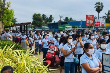 சம்பள உயர்வுகோரி தனியார் துறை தொழிலாளர்கள் வேலை நிறுத்தம்
