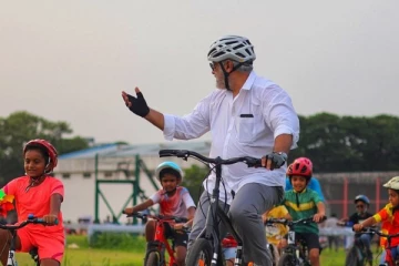 சிறுவர்களுடன் சைக்கிள் ஓட்டிய அஜித்.. வெளிவந்த அழகிய வீடியோ..