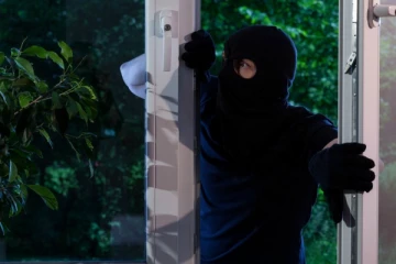 எய்ட்ஸ் இருப்பதாக கூறி கொள்ளையனை தலை தெறிக்க ஓடவிட்ட பெண் -அதிர்ச்சி சம்பவம்!