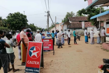 பலநோக்கு கூட்டுறவு சங்க கடைகளில் கால்கடுக்க காத்திருக்கும் மக்கள்