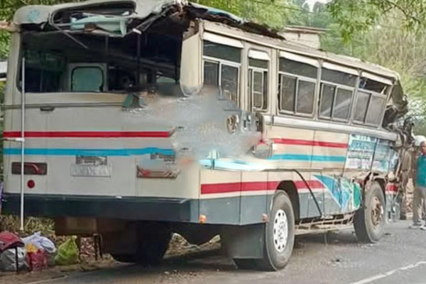 இபோ.ச பேருந்தும், தனியார் பேருந்தும் நேருக்கு நேர் மோதி விபத்து; ஒருவர் பலி பலர் படுகாயம் | Ctb And Private Bus Accident Monaragala