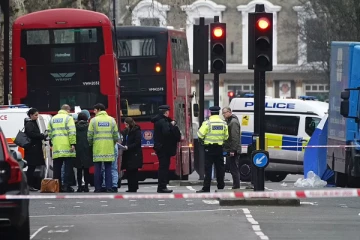 லண்டனில் பெண்ணை கத்தியால் குத்திக்கொண்டிருந்தவரை தடுக்க காரை மோதிய நபர்: விபரீதத்தில் முடிந்த சம்பவம்