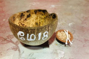 மே 18 எழுத்து பொறிக்கப்பட்ட சிரட்டைகள்!!