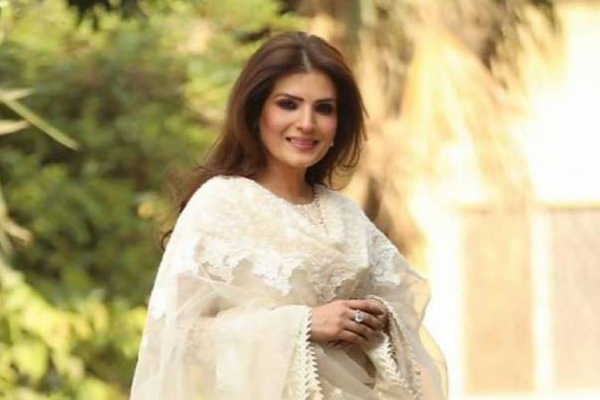 நடிகையின் செயலை கண்டு கோபமடைந்த பார்வையாளர்கள்! | Pakistani Film Actress Resham Angry Audience