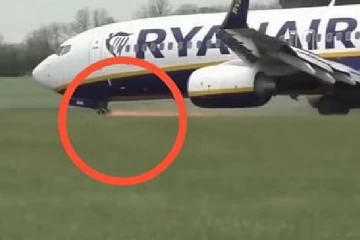 தரையிறங்கும் போது உடைந்த விமானத்தின் முன் சக்கரம்: பீதியடைந்த பயணிகள்! பரபரப்பு வீடியோ