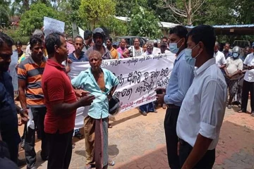 திருகோணமலையில் சொந்த காணிகளை பெற்றுத்தருமாறு கோரி ஆர்ப்பாட்டம்!