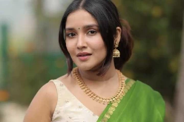 பச்சைநிறமே பச்சைநிறமே!! ஊட்டியில் 20 வயதான அனிகாவின் சேலை புகைப்படங்கள்..