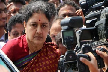 அரசிடம் பணமில்லை..அதனால் தான் வாகன ஓட்டிகளிடம் 500, 1000 பிடுங்குகிறார்கள் - சசிகலா!