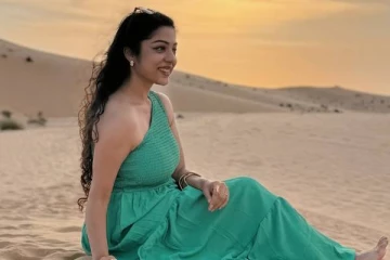 அபுதாபி பாலைவனத்தில் ஜாலி பண்ணும் பிகில் பட நடிகை வர்ஷா.. வீடியோ..