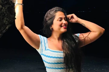 எதிர்நீச்சல் சீரியல் நடிகை மதுமிதா வெளிநாட்டில் கிளாமராக சுற்றிய புகைப்படங்கள்