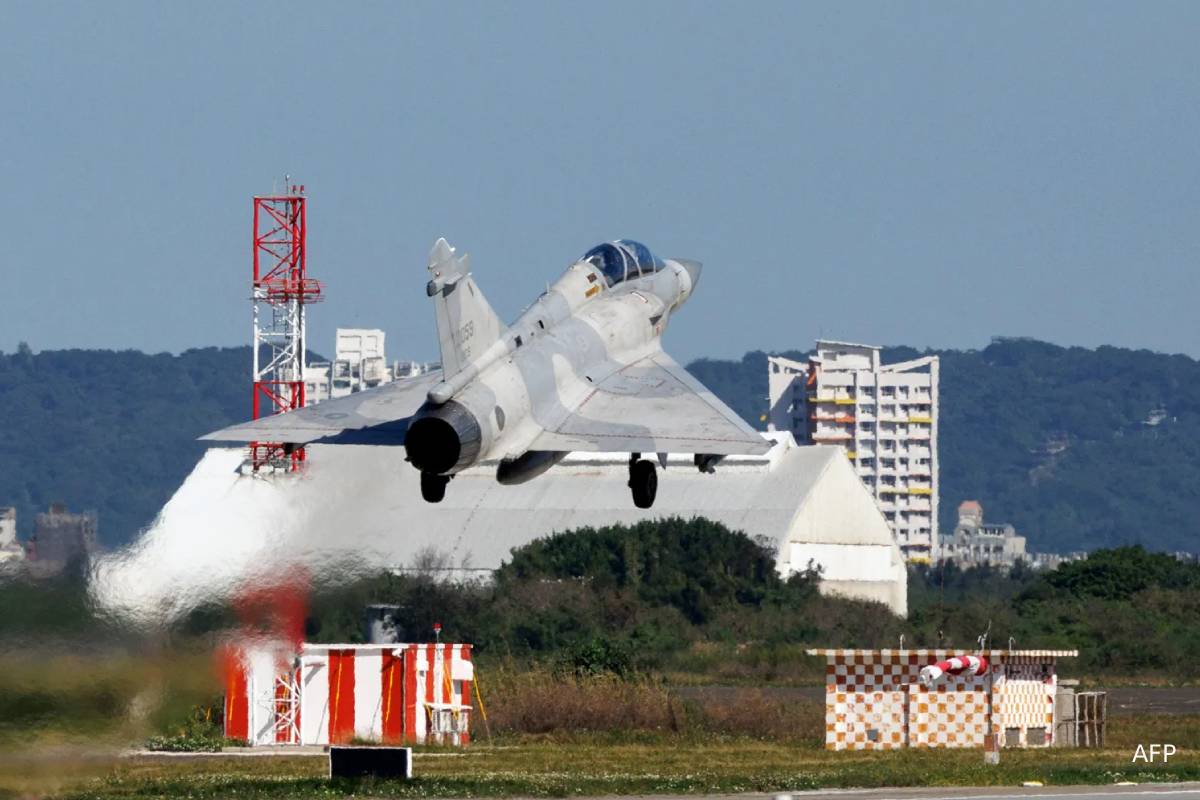 அடுத்த 40 நாட்கள்... நாட்டின் பெரும்பகுதியில் விமானங்கள் பறக்க தடை விதித்த சீனா | China Restricts Airspace 40 Days அடுத்த 40 நாட்கள்... நாட்டின் பெரும்பகுதியில் விமானங்கள் பறக்க தடை விதித்த சீனா | China Restricts Airspace 40 Days