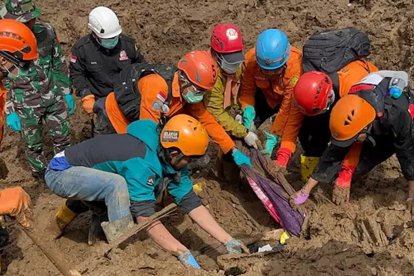 இந்தோனேசியாவில் நிலச்சரிவு ; பலி எண்ணிக்கை 25 ஆக உயர்வு | Indonesia Landslide Toll Rises To 25 இந்தோனேசியாவில் நிலச்சரிவு ; பலி எண்ணிக்கை 25 ஆக உயர்வு | Indonesia Landslide Toll Rises To 25