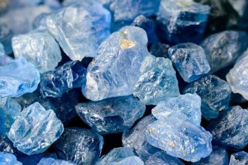 රක්වානෙන්ත rakwanaවත් නිල් මැණික් පොකුරක් හමුවේ.. වටිනාකම කෝටි දහස පනී..