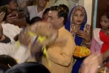 மேளதாளத்துடன் தடல் புடலாக நடந்த திருமணம் ! மணமக்களை பார்த்து விழிபிதுங்கி போன மக்கள்