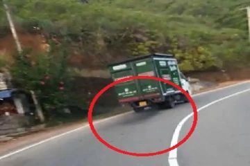 புகையை கக்கும் புகை பரிசோதனை வாகனம்