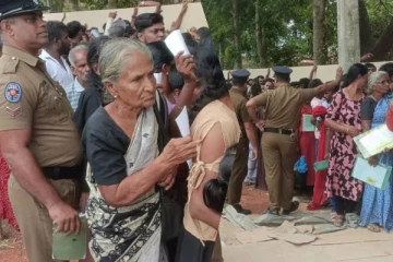 வவுனியா குடிவரவு குடியகல்வுத் திணைக்களம் முன்பாக குழப்பநிலை : பொலிஸார் குவிப்பு