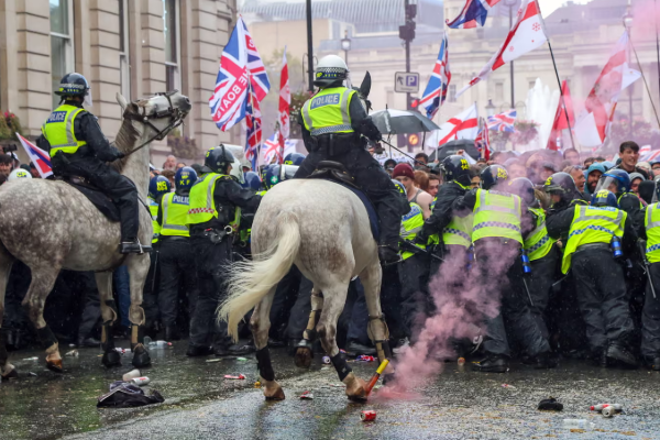 வெள்ளையர்கள்தான் பிரித்தானிய குடிமக்கள்... பிரித்தானியாவில் அதிகரித்துவரும் வலதுசாரிக் கொள்கைகள் | Number People Britons Must Be Born Uk Rising Study