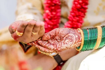 விதவை தாயாருக்கு திருமணம் செய்துவைத்த  மகள்;  பலரையும்  நெகிழவைத்த சம்பவம்!