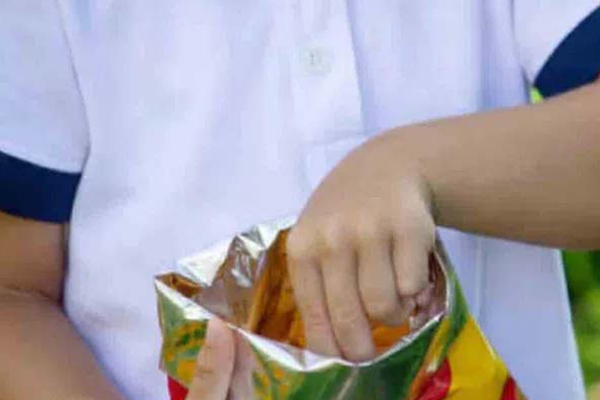 சிப்ஸ் பாக்கெட்டினால் பலியான சிறுவன் | Boy Killed By Chips Packet Toy Odisha சிப்ஸ் பாக்கெட்டினால் பலியான சிறுவன் | Boy Killed By Chips Packet Toy Odisha