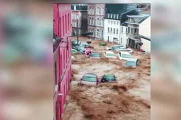 பெல்ஜியத்தில் அடித்து நொறுக்கிய மழை.....தண்ணீரில் மிதந்த கார்கள்