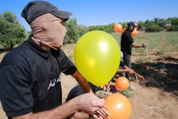 இஸ்ரேலின் மீது தீமூட்டும்  பலூன்களை ஏவிய  ஹமாஸ்!