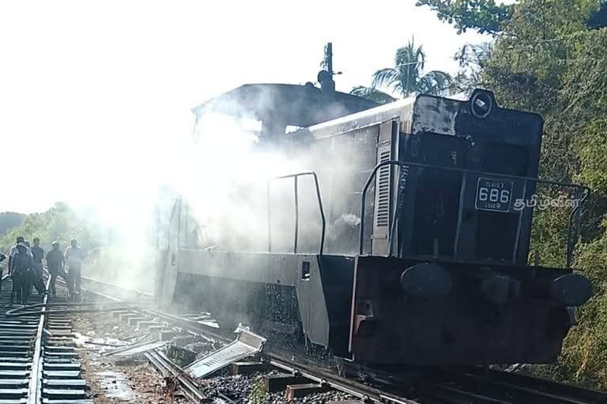 திடீரென தீப்பற்றி எரிந்த தொடருந்து இயந்திரம்: அதிகாரிகள் தீவிர விசாரணை | Trincomalee Train Engine Catches Fire