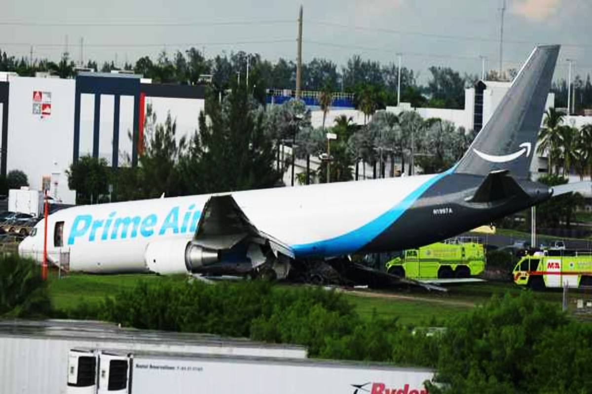 ஓடுபாதையை விட்டு விலகிய சரக்கு விமானம்: 5 பேர் பலி | Amazon Cargo Plane Crash Five Dead