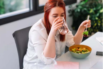 சாப்பிடும் போது தண்ணீர் குடிக்கும் பழக்கம் உள்ளவரா நீங்கள்? இனி அந்த தவறை செய்யாதீங்க