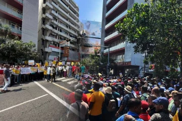 கொழும்பில் மூன்று நாட்களாக தொடரும் பாரிய போராட்டம்! இன்று களமிறங்கபோகும் 10,000 ஊழியர்கள்