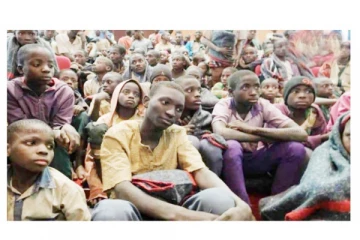 நைஜீரியா பள்ளி மாணவர்கள் கடத்தப்பட்ட சம்பவம் : 3 மாதங்களுக்கு பிறகு 100 பேர் விடுவிப்பு!