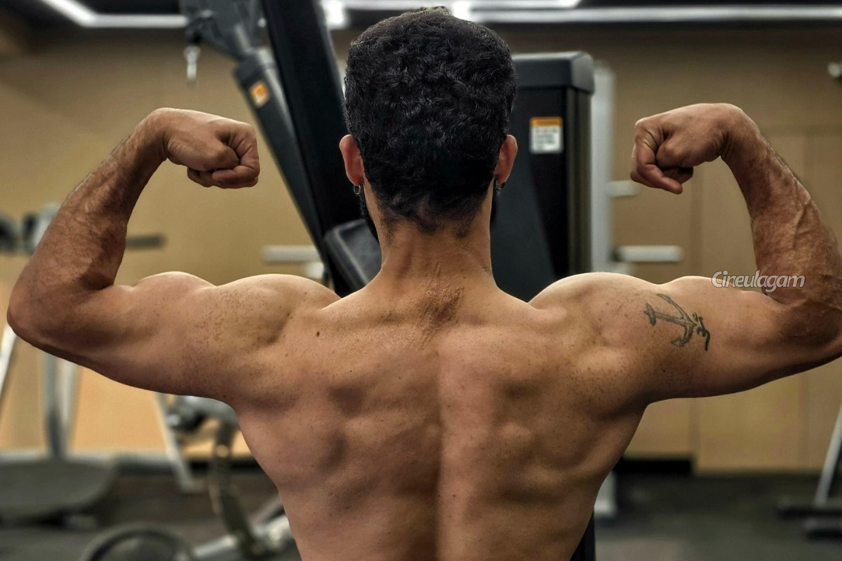 பிரபல நடிகர் வெளியிட்ட போட்டோ.. மிரண்டுபோன ரசிகர்கள் | Jr Ntr Toned Body For Dragon Photo Goes Viral